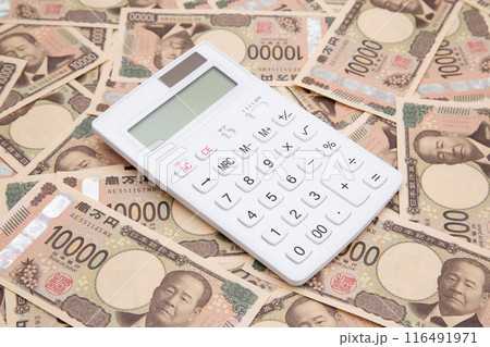 大量の一万円札（新紙幣）と電卓 116491971