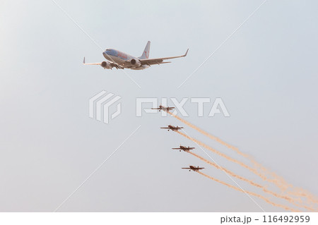 ジェットエアフライB737-700とヨルダン空軍ファルコンズの編隊飛行 116492959