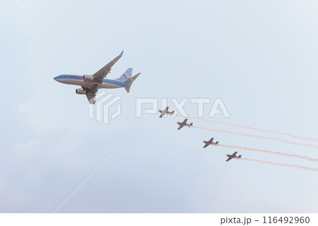 ジェットエアフライB737-700とヨルダン空軍ファルコンズの編隊飛行 116492960