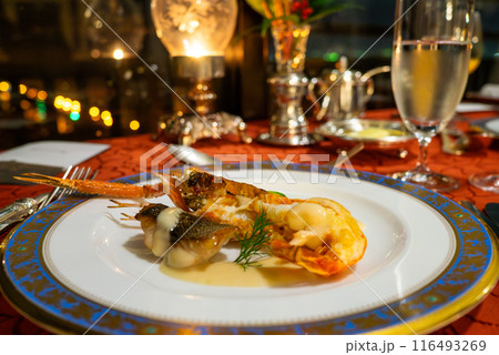 クラッシックホテルのディナー、魚料理とランプ クラッシックホテルのディナー、魚料理とランプ 116493269