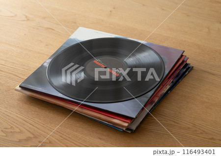 積み上げたレコードジャケットとLPレコード 116493401