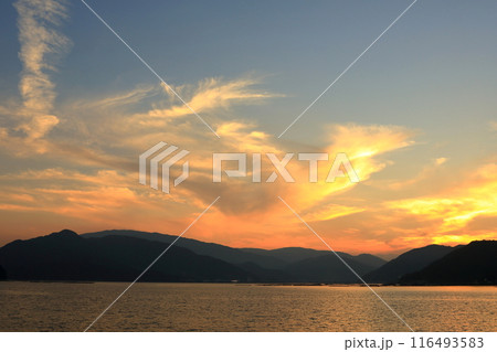 夕焼けが美しい 夕暮れ時の瀬戸内風景 116493583