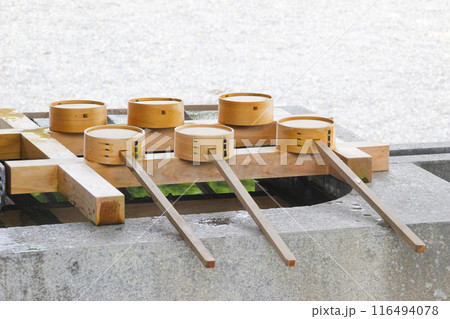 手水舎の柄杓 116494078