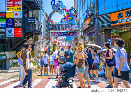 日本の東京都市景観7月・インバウンド…まるで外国…外国人観光客で大賑わいの原宿駅前=5日 日本の東京都市景観7月・インバウンド…まるで外国…外国人観光客で大賑わいの原宿駅前=5日 116494272