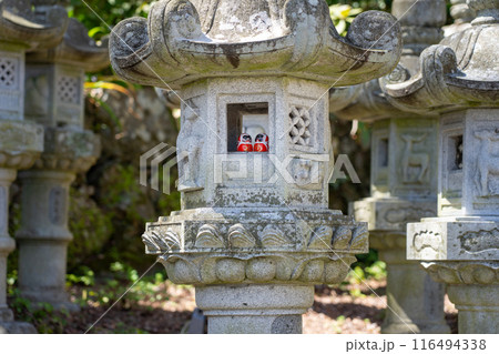 大阪箕面の勝尾寺の灯籠の中のダルマ 大阪箕面の勝尾寺の灯籠の中のダルマ 116494338