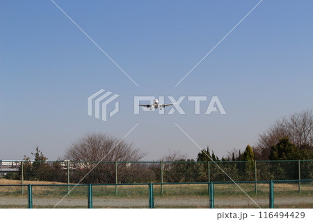 大阪空港 伊丹空港 千里川土手より 着陸する飛行機 大阪空港 伊丹空港 千里川土手より 着陸する飛行機 116494429