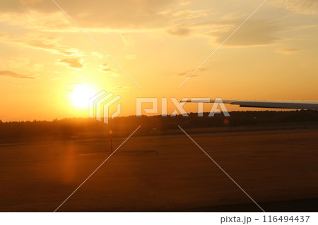 飛行機から見る海に沈む夕日 飛行機から見る海に沈む夕日 116494437