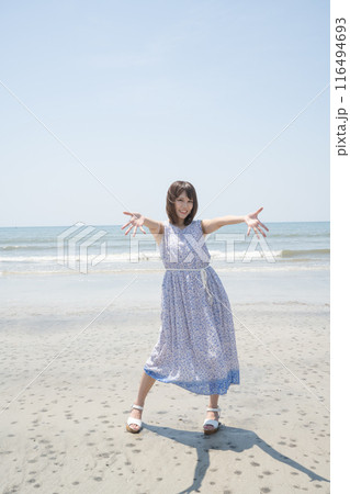 海辺でポーズをとる女性 116494693