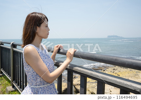 海を眺める女性 116494695