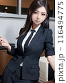 AiSakai　座る女性　オフィス 116494775