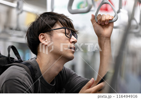 疲れて電車に乗る男性 116494916