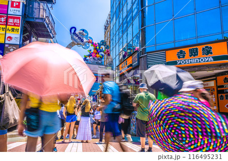 日本の東京都市景観7月・インバウンド…まるで外国…外国人観光客で賑わう原宿駅前、傘をさす姿も…＝5日 116495231