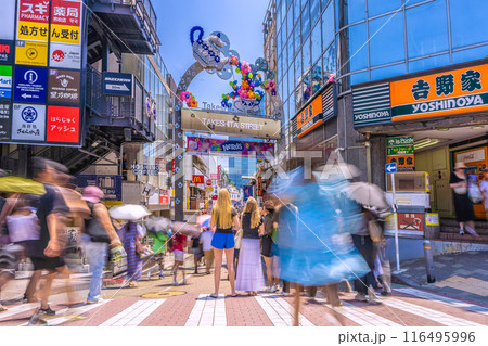 日本の東京都市景観7月・インバウンド…まるで外国…外国人観光客で大賑わいの原宿駅前=5日 日本の東京都市景観7月・インバウンド…まるで外国…外国人観光客で大賑わいの原宿駅前=5日 116495996