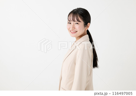 ジャケットを着た笑顔の女性 116497005