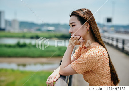 頬杖をついて景色を眺める若い女性 頬杖をついて景色を眺める若い女性 116497181