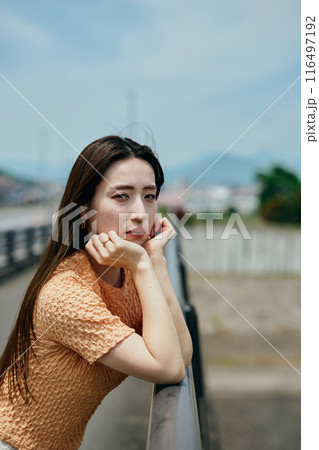 頬杖をついて景色を眺める若い女性 頬杖をついて景色を眺める若い女性 116497192