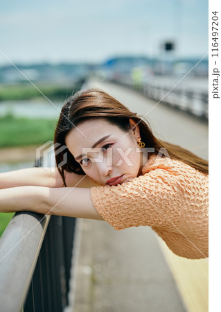 橋の上で見つめる若い女性 116497204