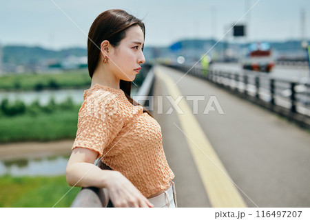 橋の上で怒りの表情をする若い女性 橋の上で怒りの表情をする若い女性 116497207