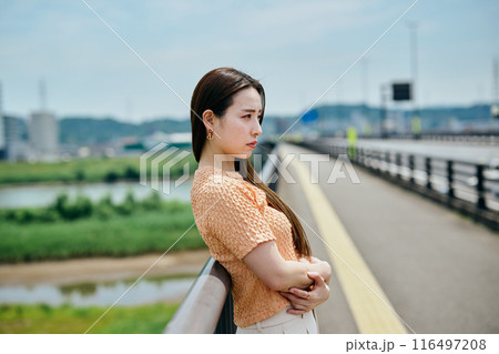 橋の上で怒りの表情をする若い女性 116497208