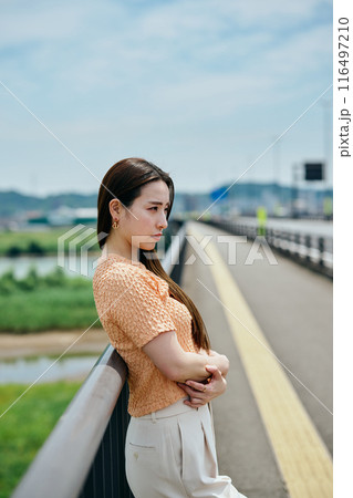 橋の上で怒りの表情をする若い女性 橋の上で怒りの表情をする若い女性 116497210