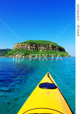 沖縄県西表島 無人島に向かって漕ぎ進むシーカヤック 沖縄県西表島 無人島に向かって漕ぎ進むシーカヤック 116498105