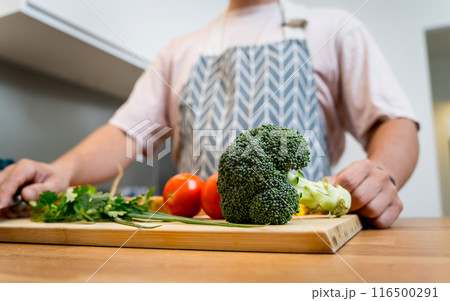 The chef is broadcasting live from workshop how to prepare a vegetarian food 116500291