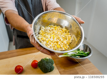 Chef at the kitchen preparing tofu scramble with vegetables 116500293