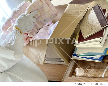 ダンボール箱に洋服などを入れる軍手をした手 ダンボール箱に洋服などを入れる軍手をした手 116501027