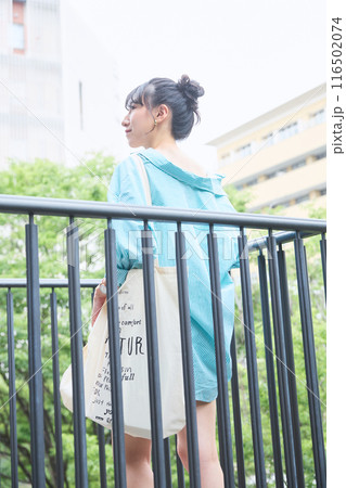キャンパスを歩く女子大学生 キャンパスを歩く女子大学生 116502074