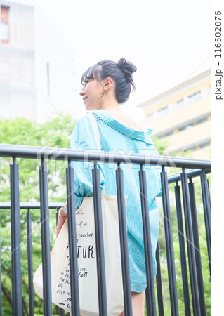 キャンパスを歩く女子大学生 キャンパスを歩く女子大学生 116502076