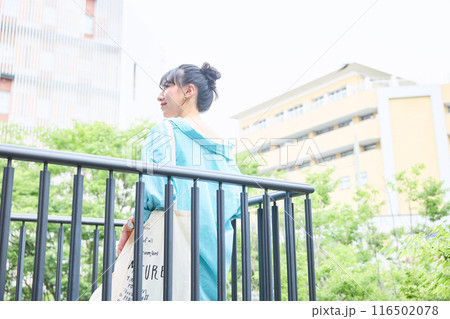 キャンパスを歩く女子大学生 キャンパスを歩く女子大学生 116502078