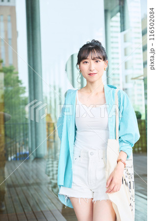 キャンパスを歩く女子大学生 キャンパスを歩く女子大学生 116502084