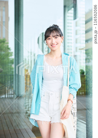 キャンパスを歩く女子大学生 116502086