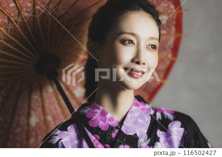 黒い浴衣の女性 116502427