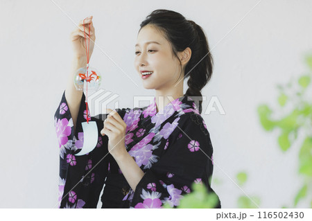 黒い浴衣の女性 116502430