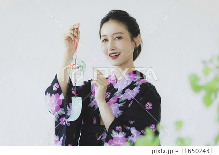 黒い浴衣の女性 116502431