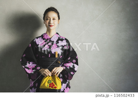黒い浴衣の女性 116502433
