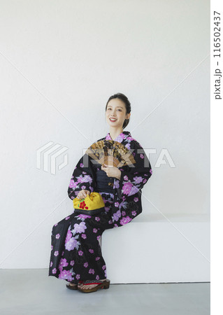 黒い浴衣の女性 116502437