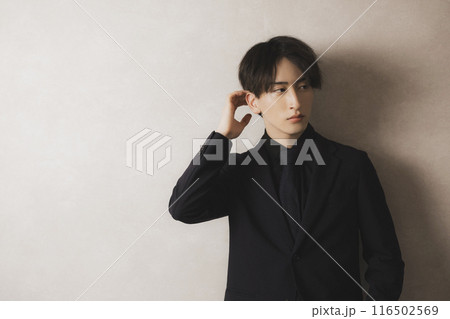 黒いスーツの男性 116502569
