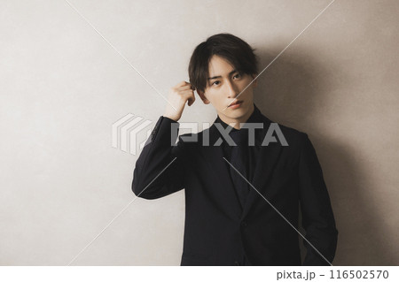 黒いスーツの男性 116502570