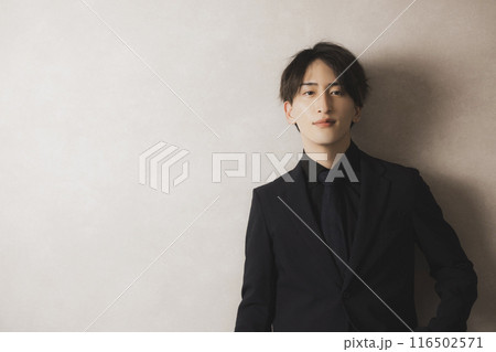 黒いスーツの男性 黒いスーツの男性 116502571