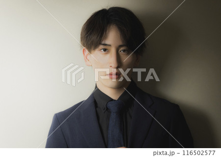 黒いスーツの男性 黒いスーツの男性 116502577