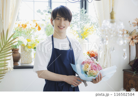 花屋の男性スタッフ 花屋の男性スタッフ 116502584