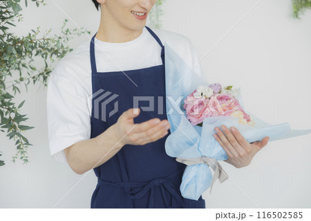 花屋の男性スタッフ 　 116502585