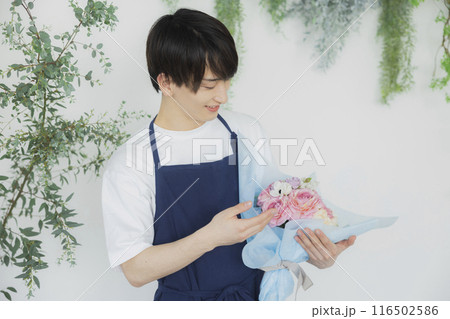 花屋の男性スタッフ 　 116502586