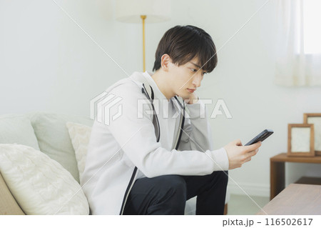 リビングでくつろぐ若い男性 116502617