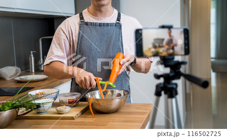 The chef is broadcasting live from workshop how to prepare a vegetarian massaman curry 116502725