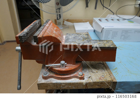 bench vice set for work in a workshop for manufacturing prostheses bench vice set for work in a workshop for manufacturing prostheses 116503168