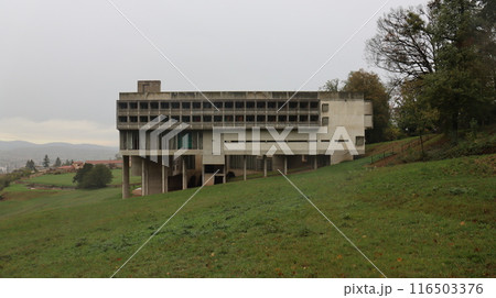 フランスはル・コルビュジエのラ・トゥーレット修道院、1961年竣工の傑作建築 フランスはル・コルビュジエのラ・トゥーレット修道院、1961年竣工の傑作建築 116503376