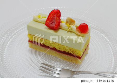ピスタチオとフランボワーズのケーキ 116504310